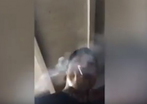 Jogador polemiza ao celebrar Ano Novo fumando cigarro 'estranho' e xingando jornalistas  