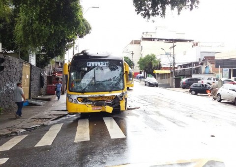 Acidente entre ônibus e micro deixa um ferido no Centro de Manaus