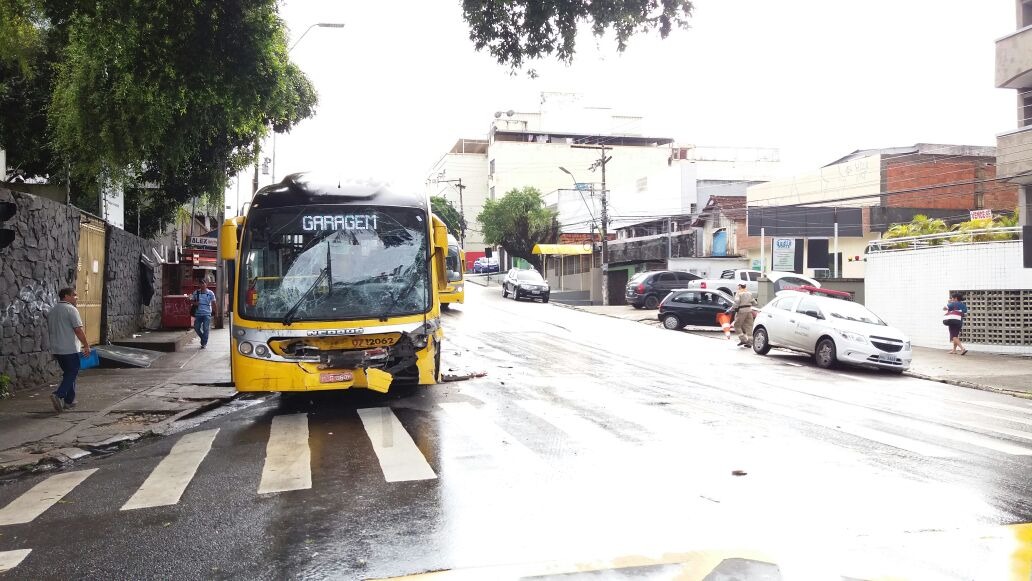 Acidente entre ônibus e micro deixa um ferido no Centro de Manaus