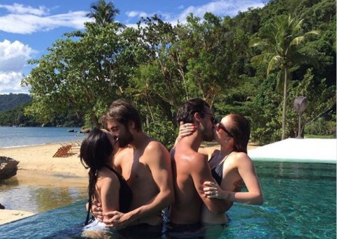 Marina Ruy Barbosa e Tatá Werneck fazem beijo coletivo em piscina