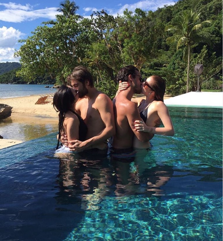 Marina Ruy Barbosa e Tatá Werneck fazem beijo coletivo em piscina