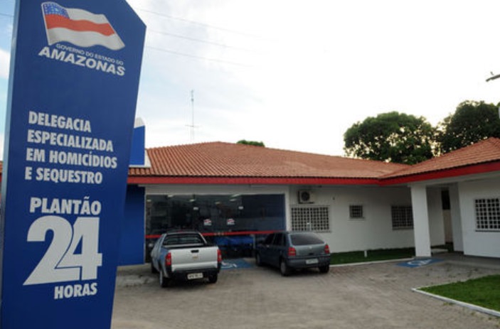 Homem é executado com 10 tiros na frente da família em Manaus