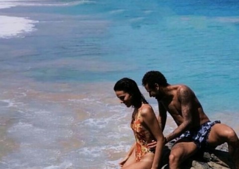 Neymar e Bruna Marquezine são flagrados em clima de chamego em Noronha