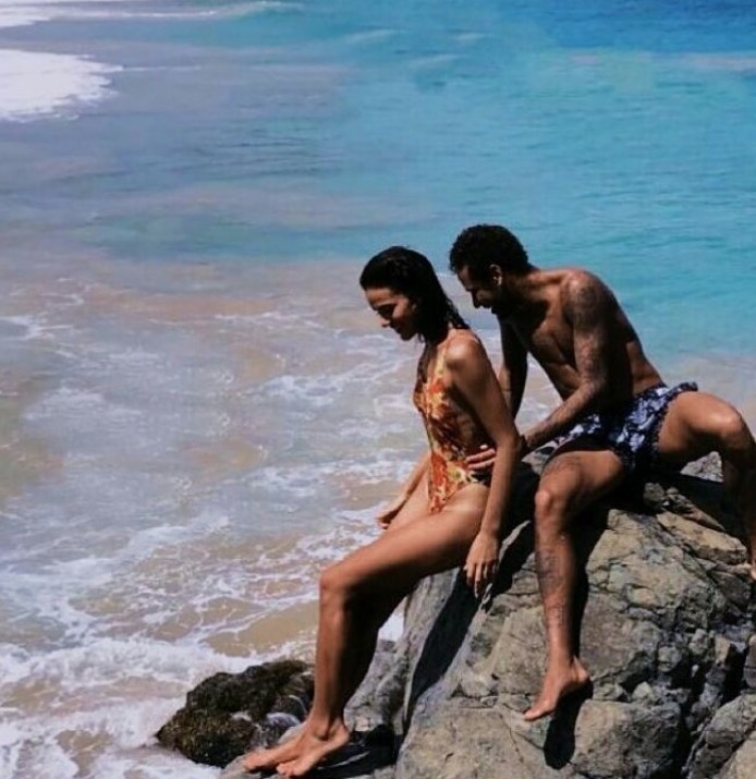 Neymar e Bruna Marquezine são flagrados em clima de chamego em Noronha