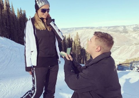 Paris Hilton é pedida em casamento pelo ator Chris Zylka
