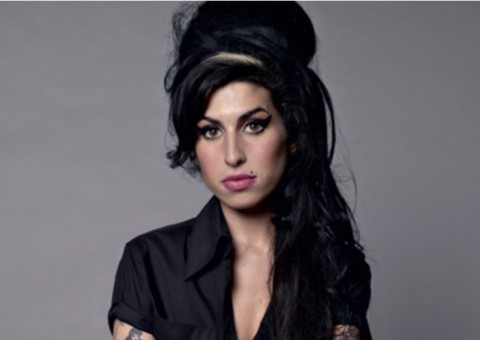Pai de Amy Winehouse conta que recebe visita do espírito da filha