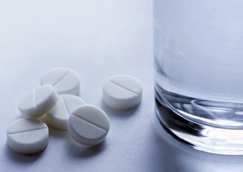 Saiba porque faz muito mal tomar remédio com leite, café ou refrigerante