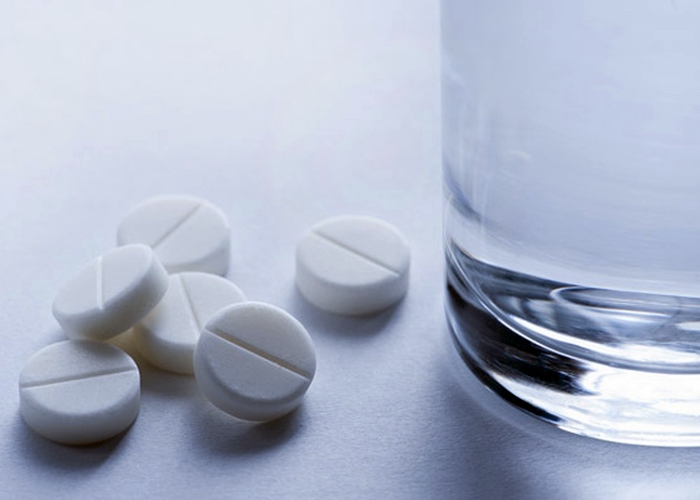 Saiba porque faz muito mal tomar remédio com leite, café ou refrigerante