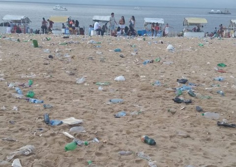 Manauaras jogam 107 toneladas de lixo em locais de festas do Réveillon
