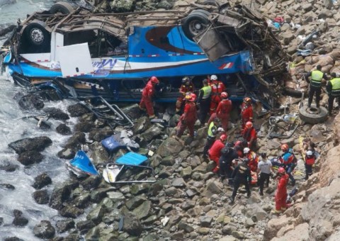 Queda de ônibus em precipício mata ao menos 25 pessoas no Peru