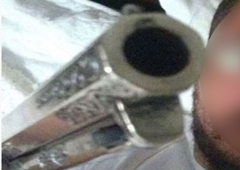 Foto de padre com arma apontada no WhatsApp vaza na internet e causa polêmica