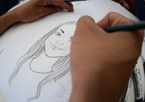 Romahs Mascarenhas ensina técnicas de mangá para crianças e adolescentes em Manaus