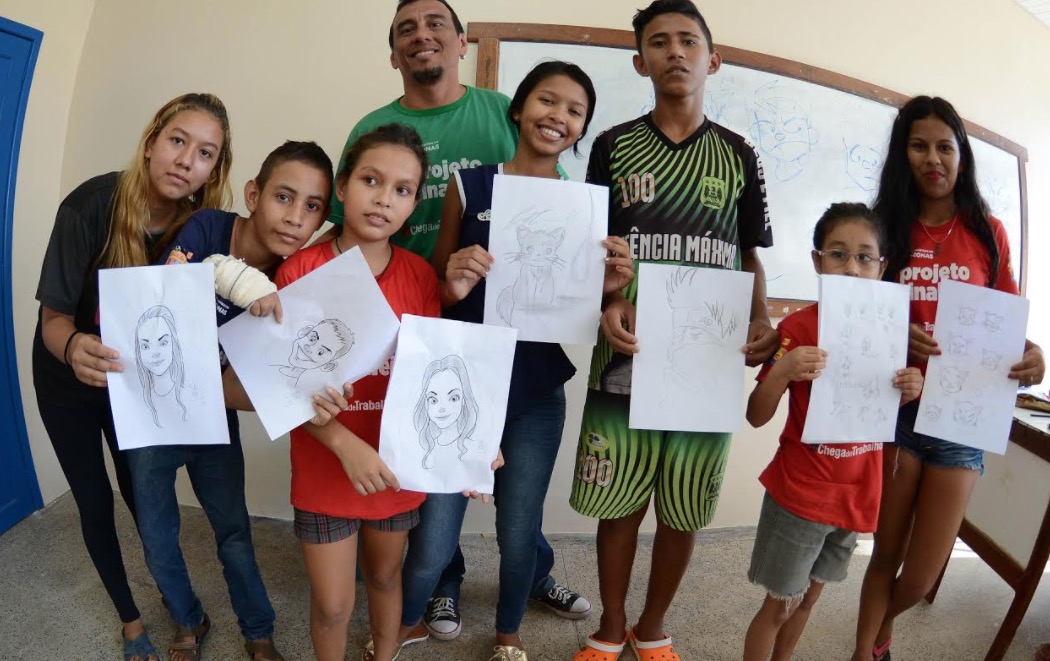 Romahs Mascarenhas ensina técnicas de mangá para crianças e adolescentes em Manaus