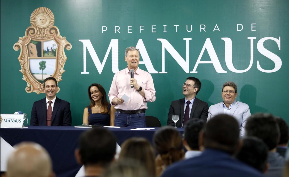 ​​​Prefeito sanciona quatro leis​ e empossa novo Procurador-Geral do Município