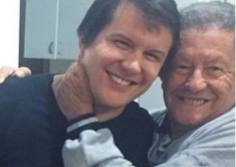 Cantor Giovani viaja e não vai ao velório do pai