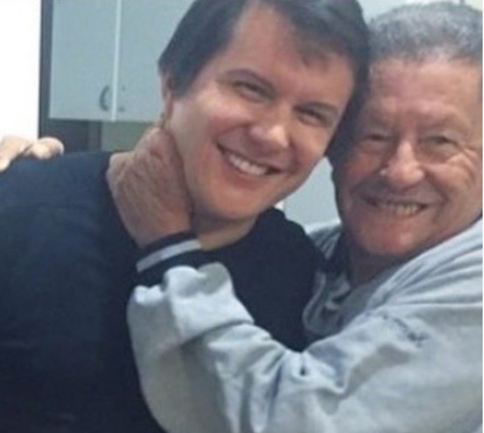 Cantor Giovani viaja e não vai ao velório do pai