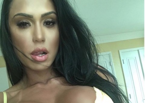 Gracyanne Barbosa faz cara de danada e exibe peitões de lingerie