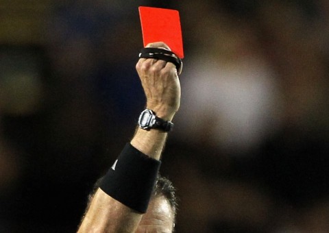 Revoltado com cartão vermelho, jogador mata árbitro durante partida de futebol