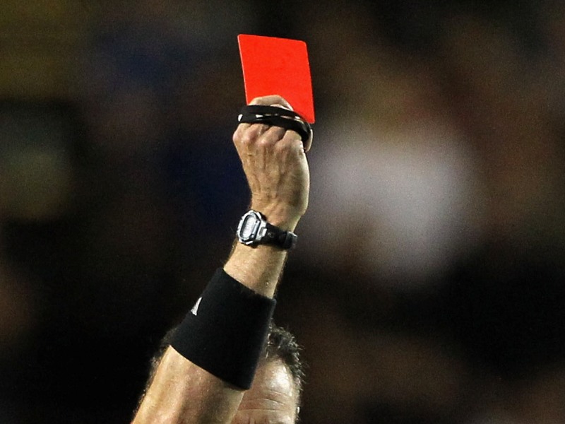 Revoltado com cartão vermelho, jogador mata árbitro durante partida de futebol