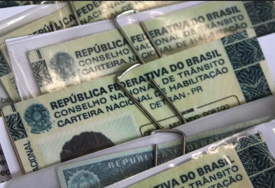 Detran tem serviços suspensos e prejudica população