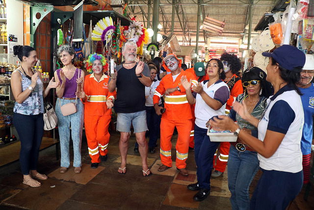 Garis da Alegria contagiam turistas no Mercado Adolpho Lisboa com ações de conscientização