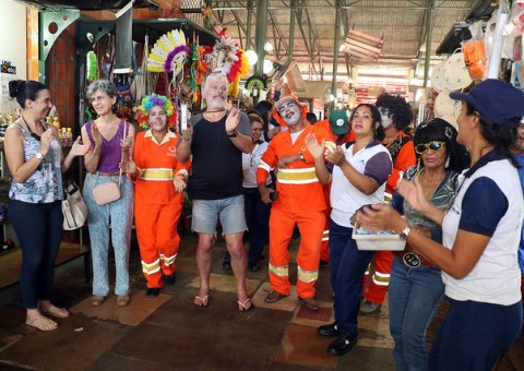 Garis da Alegria contagiam turistas no Mercado Adolpho Lisboa com ações de conscientização