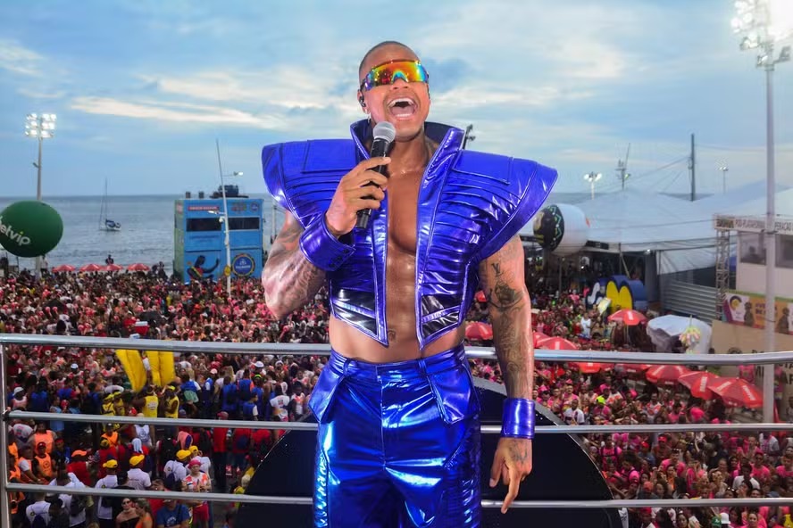 Leo Santana abre desfile em Salvador com desfile sem corda e coro de fãs
