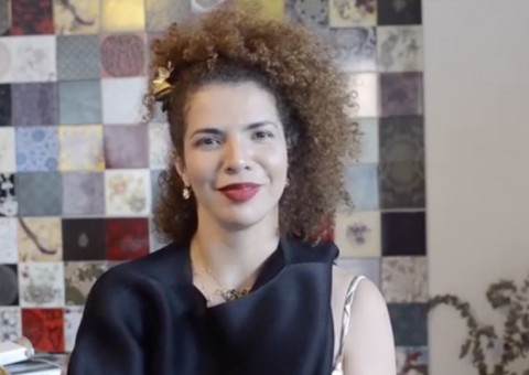 Em clique raro, Vanessa da Mata surpreende com foto maiô cavado