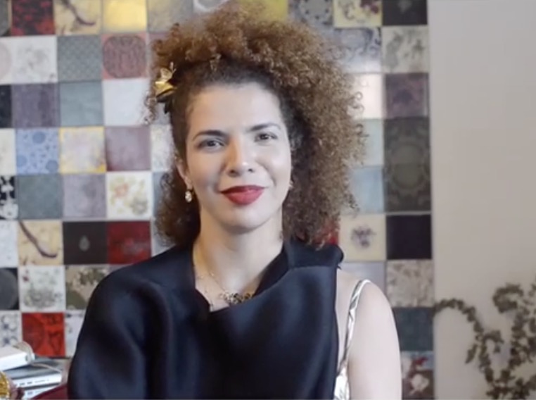 Em clique raro, Vanessa da Mata surpreende com foto maiô cavado