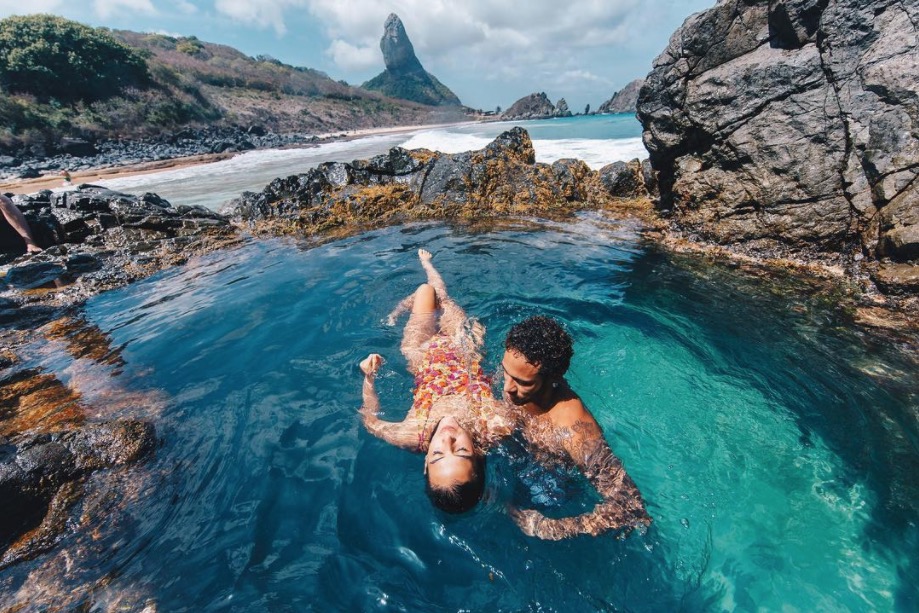 Bruna Marquezine faz textão e se declara para Neymar: ‘jogados no tapete da sala’