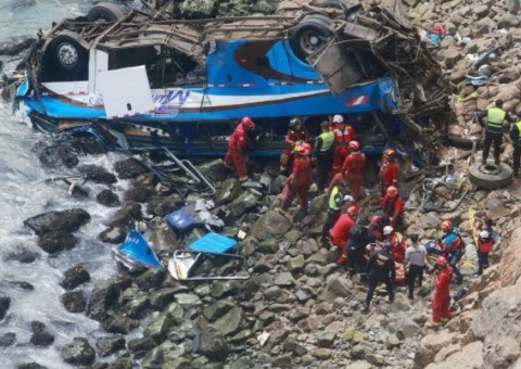 Homem pula pela janela segundos antes de ônibus cair em penhasco no Peru e escapa de acidente