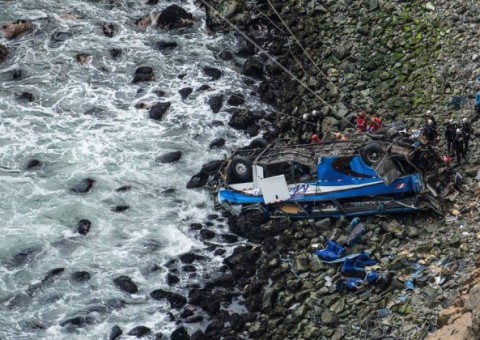Peruanos reforçam esforço de resgate de corpos após acidente que matou 50 pessoas