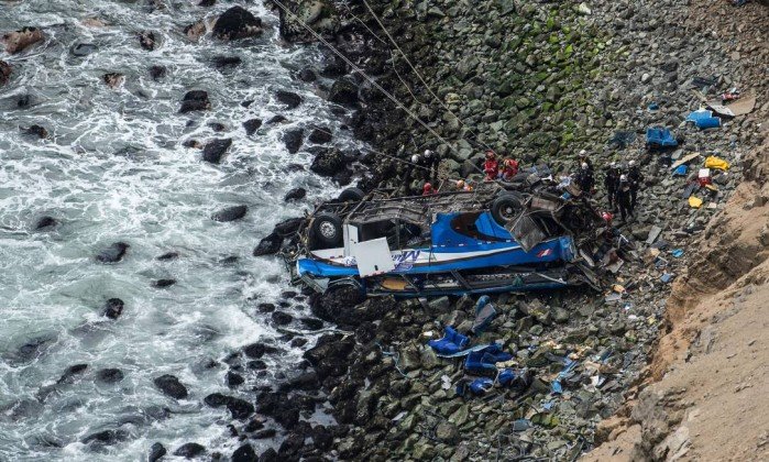Peruanos reforçam esforço de resgate de corpos após acidente que matou 50 pessoas