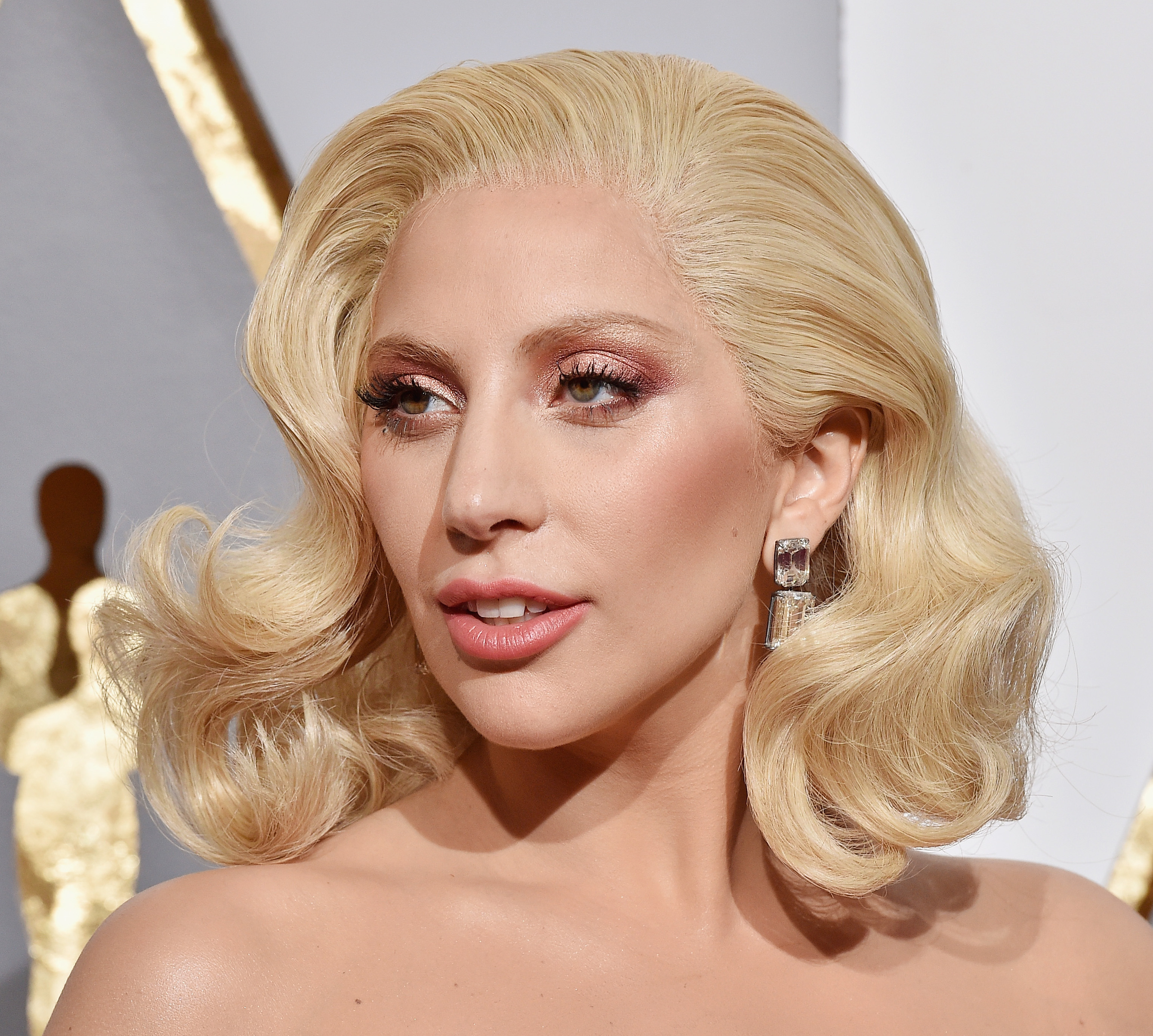 De fio dental, Lady Gaga exibe corpão em foto e internautas piram