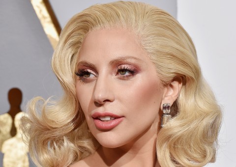 De fio dental, Lady Gaga exibe corpão em foto e internautas piram
