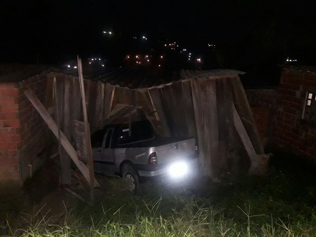Carro desgovernado invade e destrói casa em Manaus