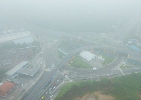 Manaus amanhece encoberta por forte nevoeiro nesta quinta-feira