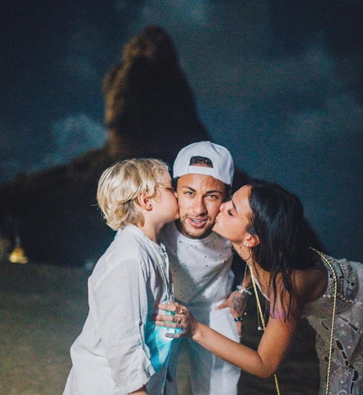 Neymar se declara para Bruna Marquezine e filho com foto família
