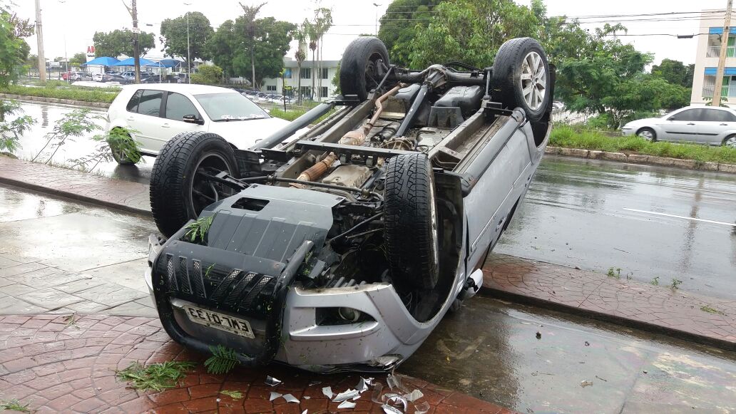 Motorista perde controle de carro e capota em avenida de Manaus