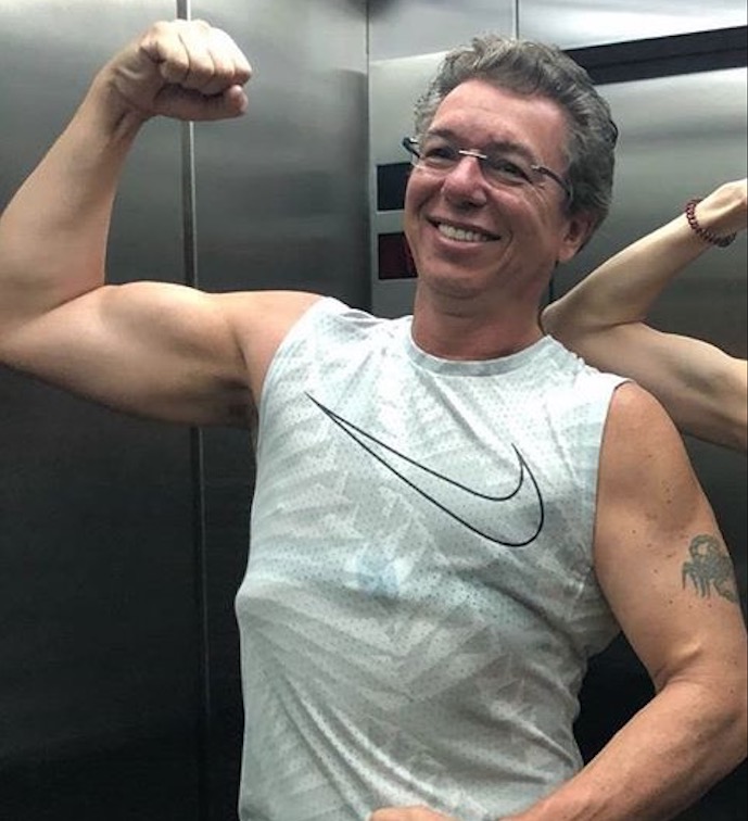 Boninho é internado para fazer cirurgia plástica