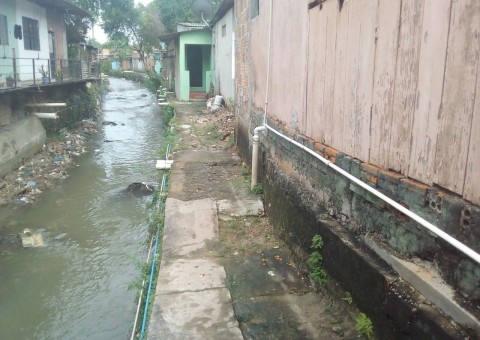 Forte temporal causa deslizamento e quase derruba casas em Manaus