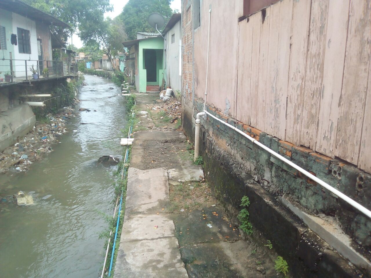Forte temporal causa deslizamento e quase derruba casas em Manaus