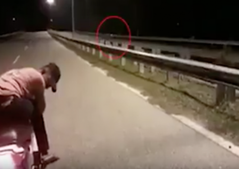 Câmera flagra suposto motoqueiro 'fantasma' e assusta internautas