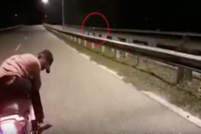 Câmera flagra suposto motoqueiro 'fantasma' e assusta internautas