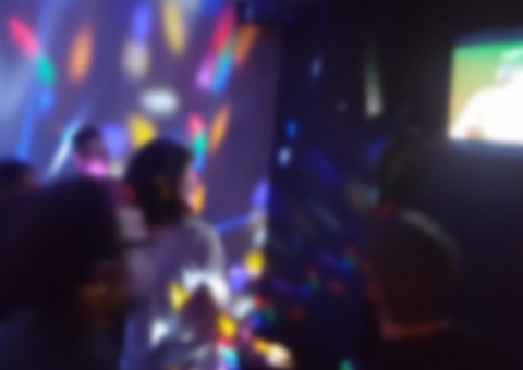 Modelo morre após sofrer derrame enquanto canta em karaokê com amigos