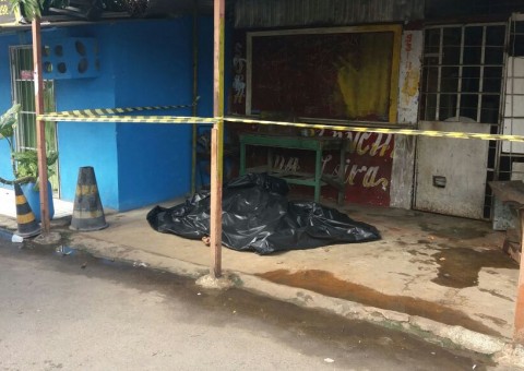 Em Manaus, homem é encontrado morto na frente de bar