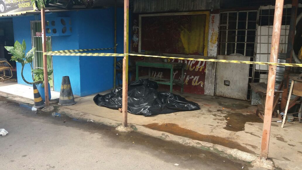 Em Manaus, homem é encontrado morto na frente de bar