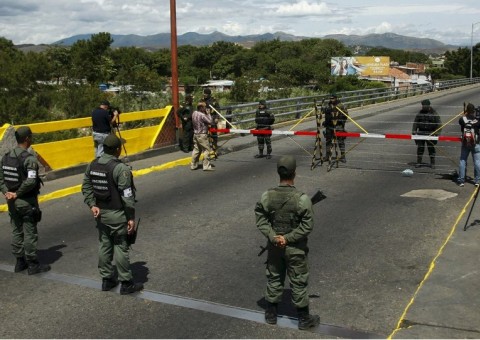 Em clima de tensão, turistas amazonenses denunciam que não conseguem deixar Venezuela