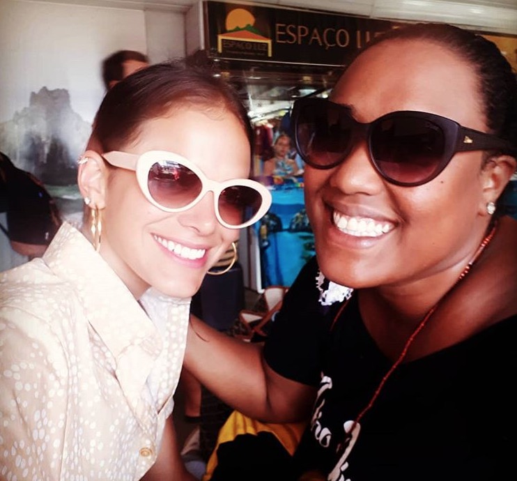 Bruna Marquezine tem voo cancelado e Neymar aluga jatinho