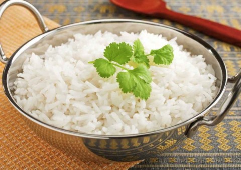Você sabia que arroz requentado pode causar doenças?